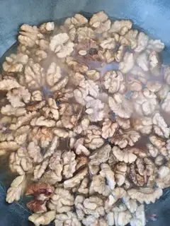 Make Amber walnuts step 0