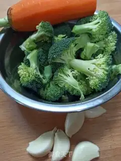 Make Garlic olives and broccoli step 0