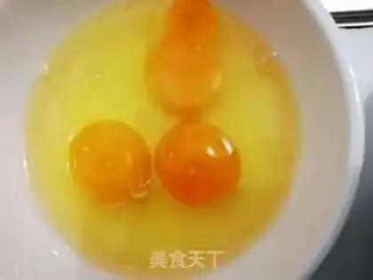 Make Chili fried eggs step 1