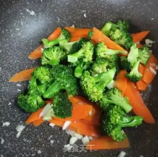 Make Garlic olives and broccoli step 5