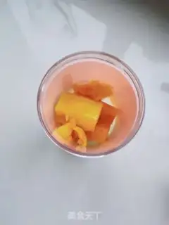 Make Mango milkshake step 1