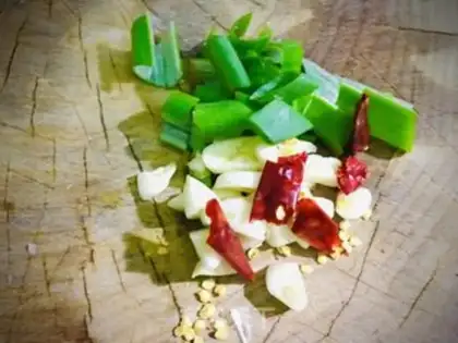 Make Garlic puffed ketchup noodles step 1
