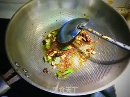 Make Garlic puffed ketchup noodles step 3