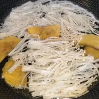 Make Eggs and mushrooms step 3