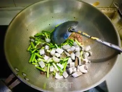 Make Garlic puffed ketchup noodles step 4