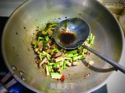 Make Garlic puffed ketchup noodles step 5