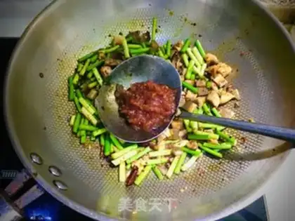 Make Garlic puffed ketchup noodles step 6
