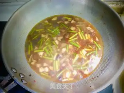 Make Garlic puffed ketchup noodles step 7