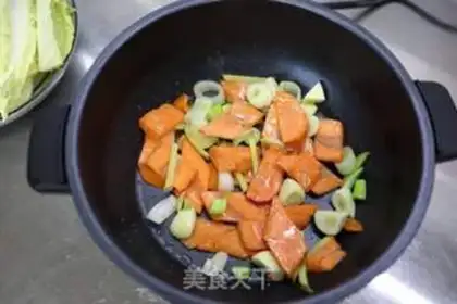Make Beef cabbage and pastry pot step 5