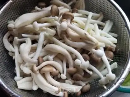 Make Scramble mushrooms step 1
