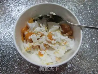 Make A duck egg and spinach step 1