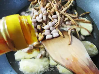 Make The peanuts and veggies are sour chickens step 4