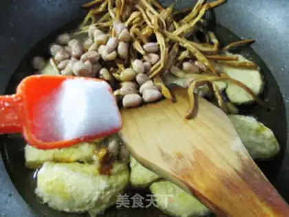 Make The peanuts and veggies are sour chickens step 6