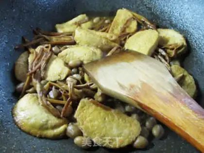 Make The peanuts and veggies are sour chickens step 9