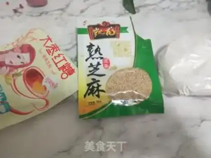 Make Red sugar sesame pie step 0