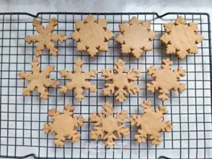 Make Christmas snowbread step 9