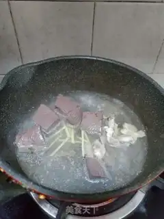Make Sour duck blood fan soup step 1