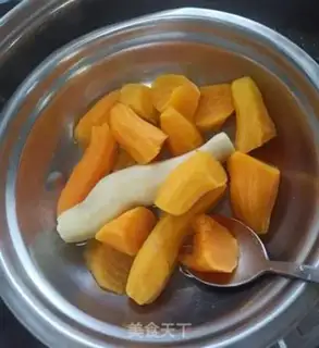 Make Red sugar, sweet potato balls step 0