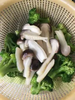 Make Pelican mushrooms and broccoli step 0