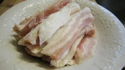 Make Shrimp sauce and greasy meat step 1