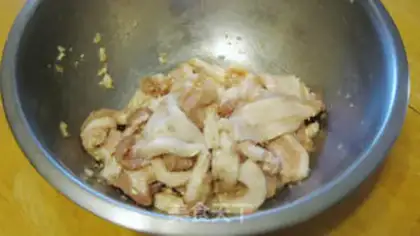 Make Shrimp sauce and greasy meat step 2
