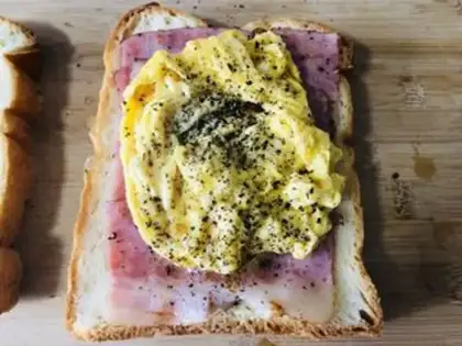 Make Bacon egg sandwich step 4