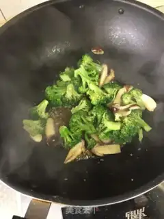 Make Pelican mushrooms and broccoli step 4