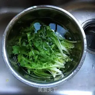 Make Eggs with a chrysanthemum step 0