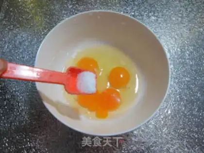 Make Eggs fried step 1