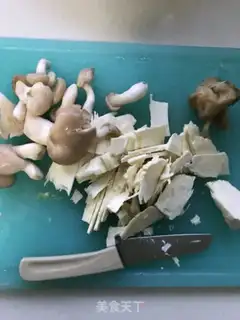 Make A twirling mushroom for soup step 0