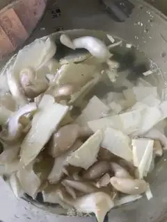 Make A twirling mushroom for soup step 1