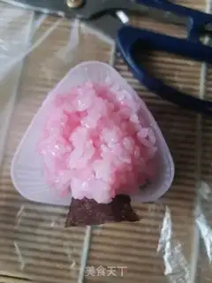 Make Triangular sushi step 3