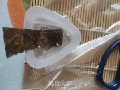Make Triangular sushi step 4