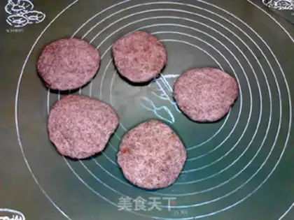 Make Frozen mushroom beef, black wheat pie step 11