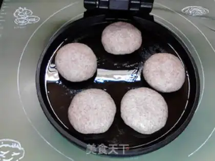 Make Frozen mushroom beef, black wheat pie step 17