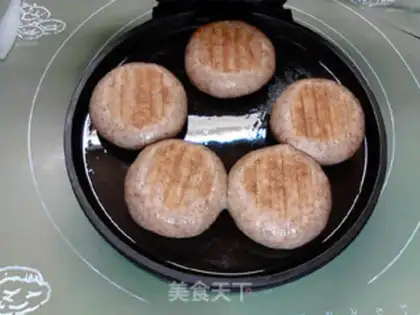 Make Frozen mushroom beef, black wheat pie step 19