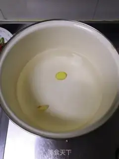 Make Shrimp-skin soup step 1