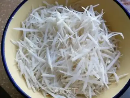 Make The radish meat dumplings step 2
