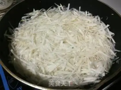 Make The radish meat dumplings step 3