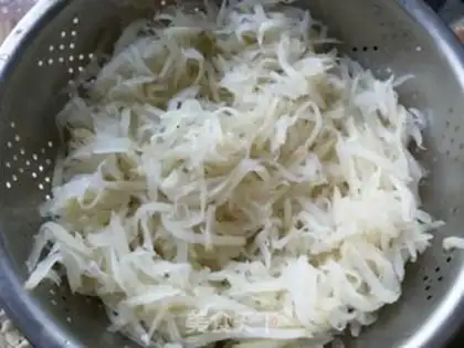 Make The radish meat dumplings step 4