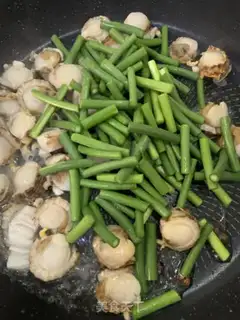 Make Scallops and garlic step 4