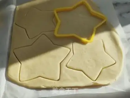 Make "Christmas cookies with tea and cream." step 8