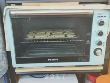 Make "Christmas cookies with tea and cream." step 10