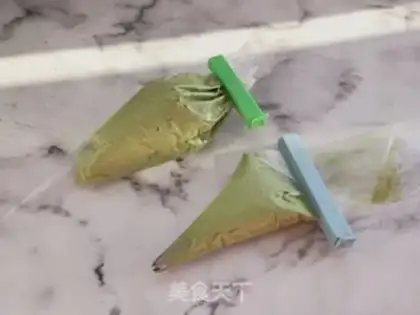 Make "Christmas cookies with tea and cream." step 15