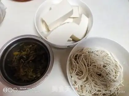 Make Snow pickle tofu noodles step 0