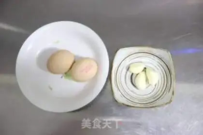 Make Spicy, garlic eggs step 0