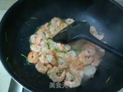 Make Tomato-flavored eggs and shrimp step 5