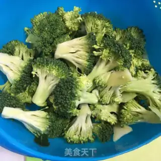 Make Onion eggs and broccoli step 0