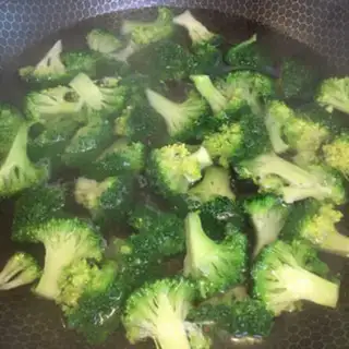 Make Onion eggs and broccoli step 3