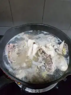 Make Clean up the old hen soup step 1